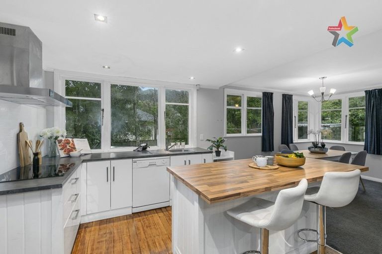 Photo of property in 404 Stokes Valley Road, Stokes Valley, Lower Hutt, 5019