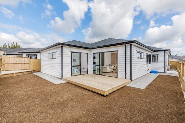 Photo of property in 21 Vinistra Road, Kumeu, 0810