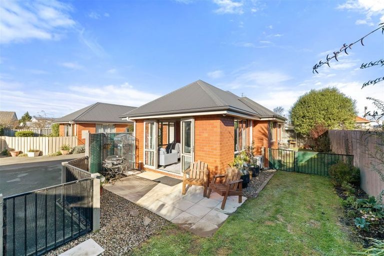 Photo of property in 2/31 Tuckers Road, Redwood, Christchurch, 8051