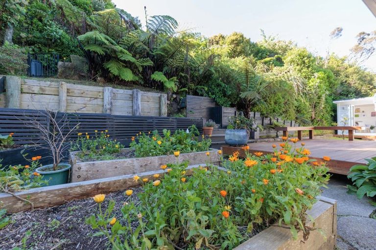 Photo of property in 10 Cotswold Crescent, Newlands, Wellington, 6037