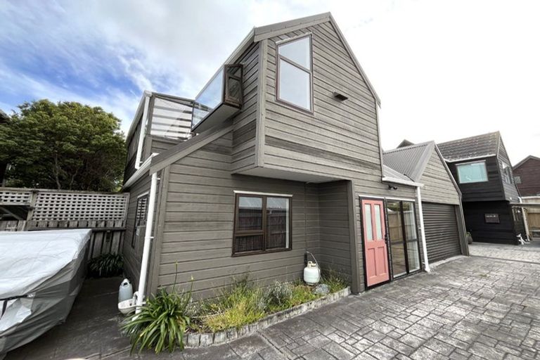Photo of property in 2/64 Kaikoura Street, Maupuia, Wellington, 6022
