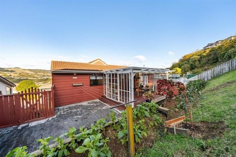 Photo of property in 10 Ordley Grove, Tawa, Wellington, 5028