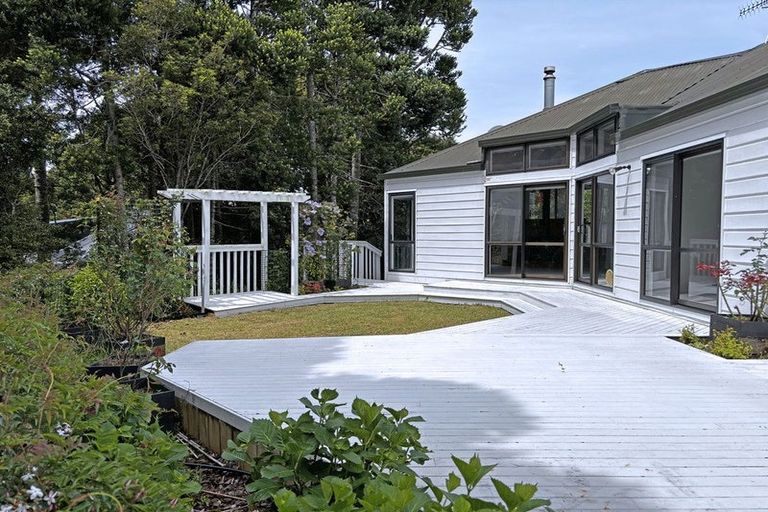 Photo of property in 100 Chelsea View Drive, Chatswood, Auckland, 0626