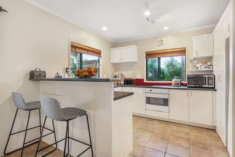 Photo of property in 2/62 Target Road, Totara Vale, Auckland, 0629