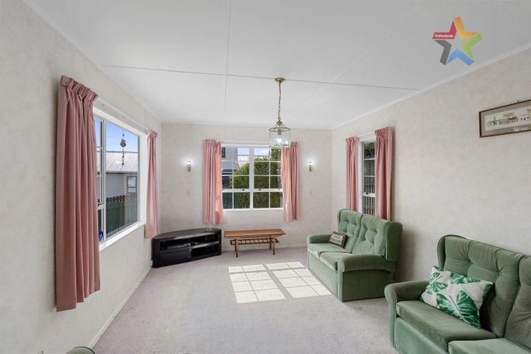Photo of property in 15 Mossburn Grove, Kelson, Lower Hutt, 5010