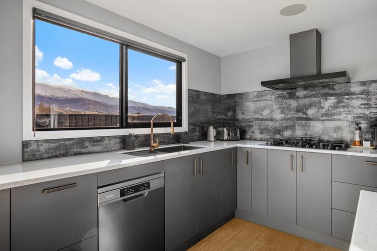 Photo of property in 27 Stratford Drive, Mount Pisa, Cromwell, 9383