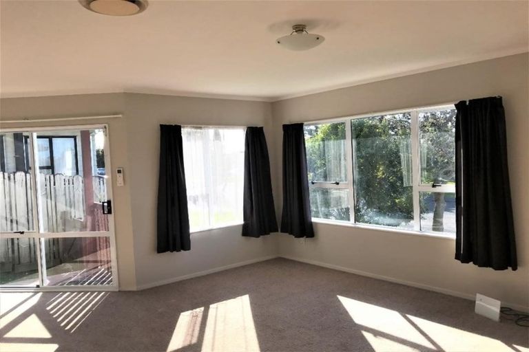 Photo of property in 2/18 Barbados Drive, Unsworth Heights, Auckland, 0632
