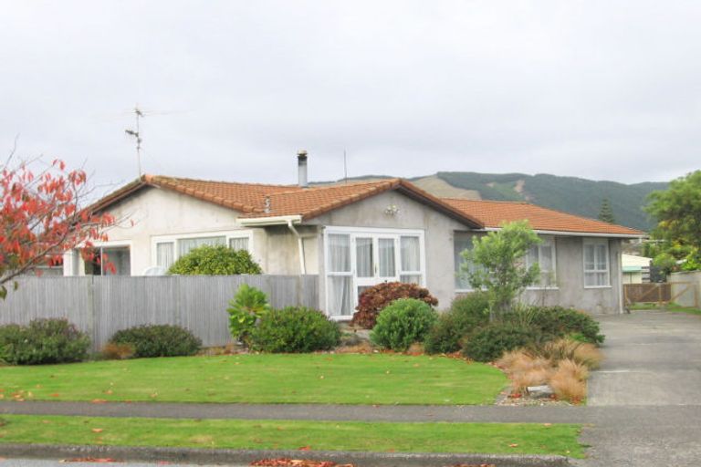 Photo of property in 4 Tawa Street, Waikanae, 5036