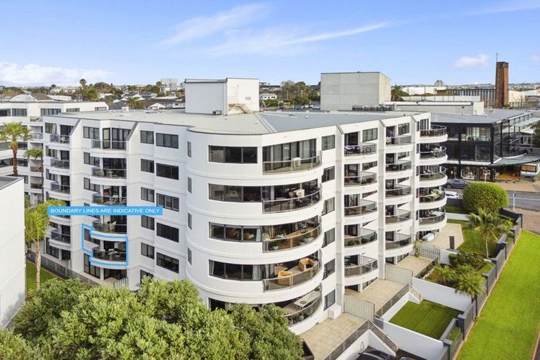 Photo of property in 1e/175 Hurstmere Road, Takapuna, Auckland, 0622