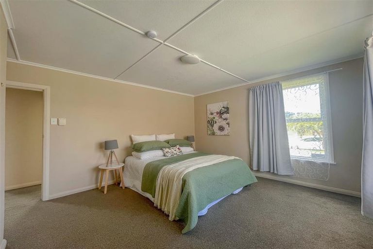 Photo of property in 4 Hollard Grove, Avalon, Lower Hutt, 5011