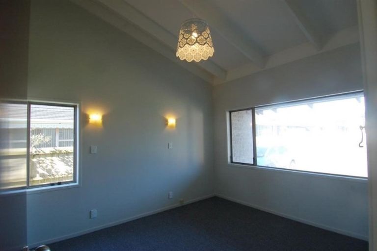 Photo of property in 8/35 Swanson Road, Henderson, Auckland, 0610