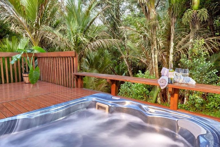 Photo of property in 27 Coroglen Avenue, Birkenhead, Auckland, 0626