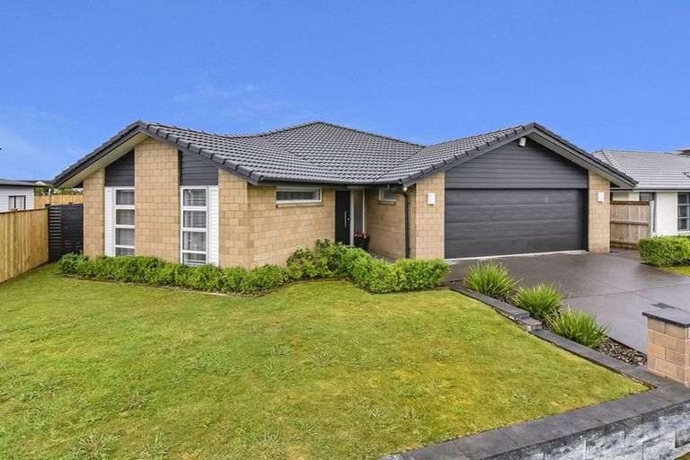 Photo of property in 9 Tongeren Square, Karaka, Papakura, 2113