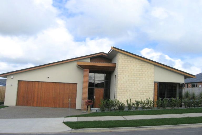 Photo of property in 2 Strundeen Close, Flat Bush, Auckland, 2016