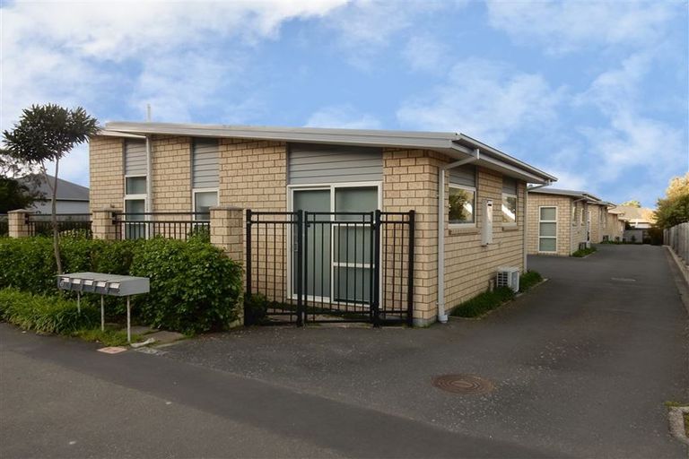 Photo of property in 2/43 Main Road, Redcliffs, Christchurch, 8081
