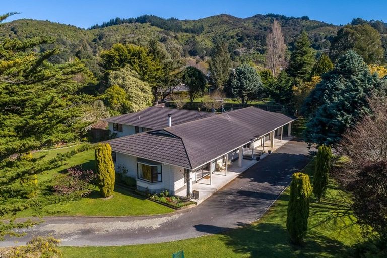 Photo of property in 1 Titoki Grove, Featherston, 5710