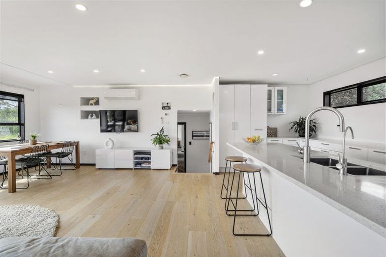 Photo of property in 1/870 Beach Road, Waiake, Auckland, 0630