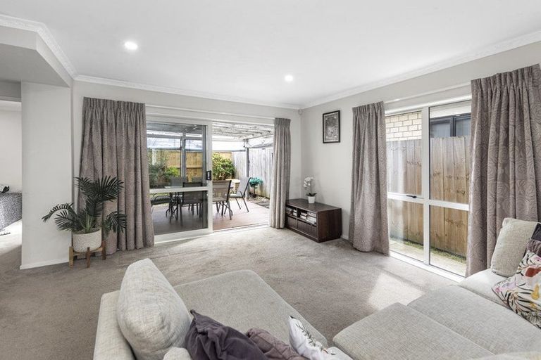 Photo of property in 16 Dolbel Place, Mangere East, Auckland, 2024