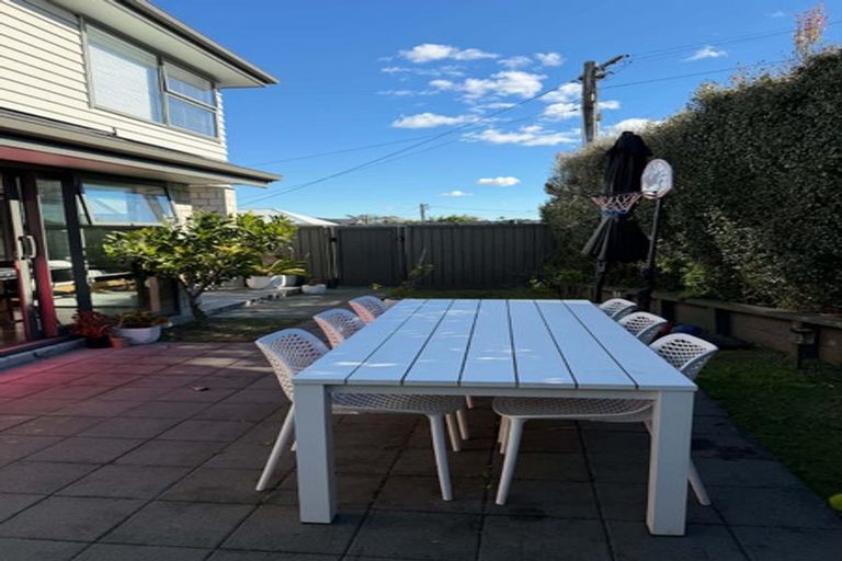 Photo of property in 79 Pupuke Road, Northcote, Auckland, 0627
