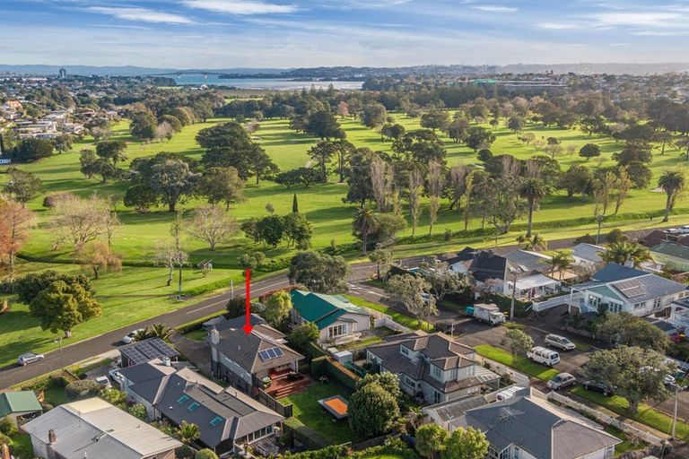 Photo of property in 18 Wairoa Road, Narrow Neck, Auckland, 0624