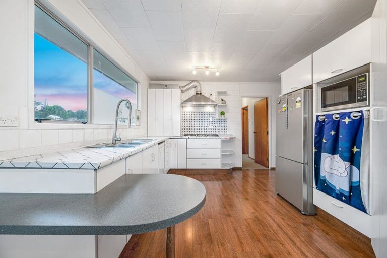 Photo of property in 72 Reynella Drive, Massey, Auckland, 0614