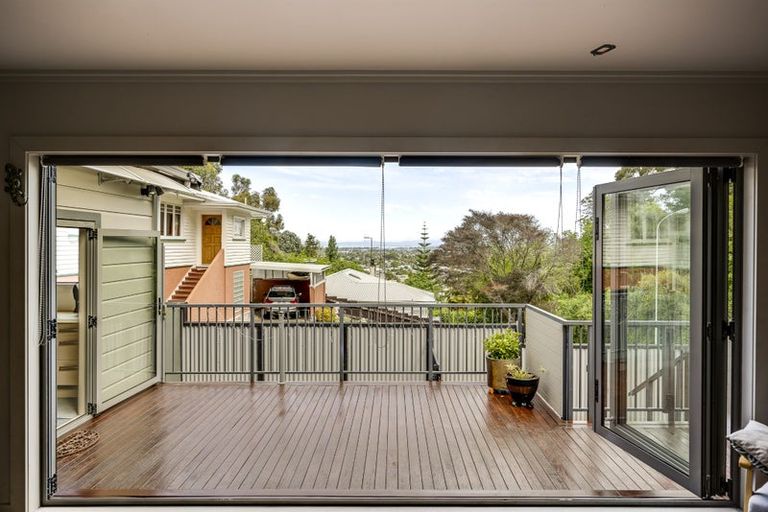 Photo of property in 49 Chaucer Road, Hospital Hill, Napier, 4110