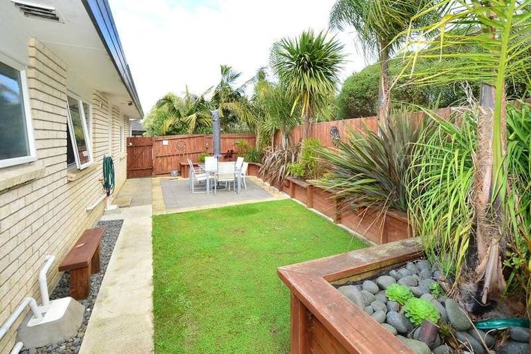 Photo of property in 92 Buscomb Avenue, Henderson, Auckland, 0610