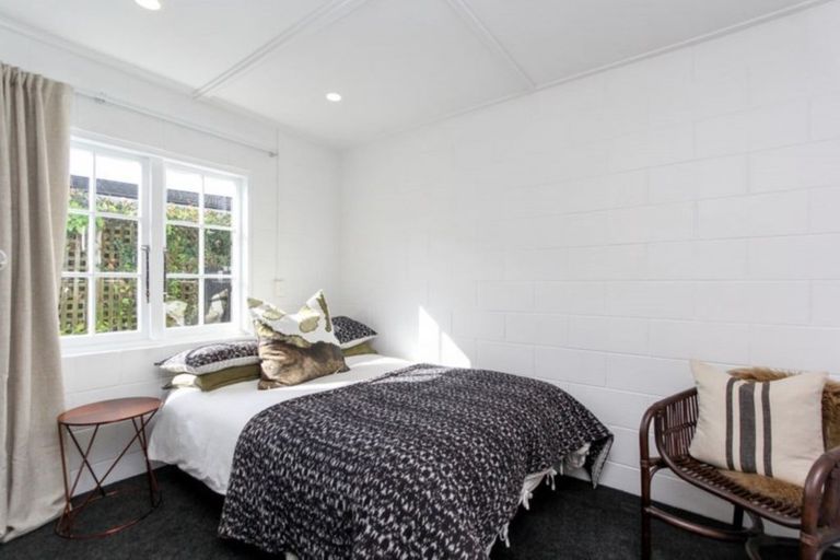 Photo of property in 43 Cumberland Street, Merrilands, New Plymouth, 4312