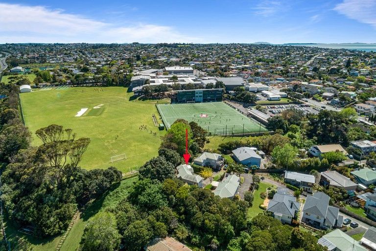 Photo of property in 2/23 Wairau Road, Forrest Hill, Auckland, 0627