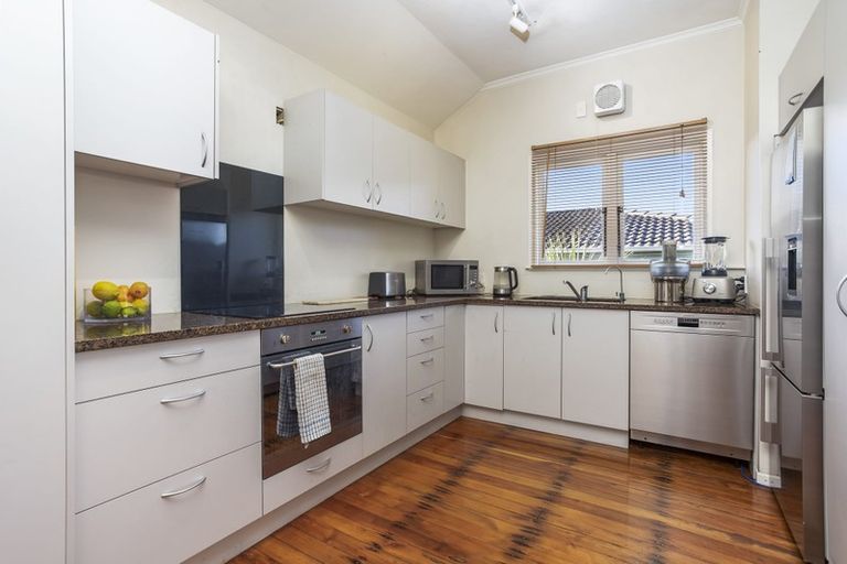 Photo of property in 17 Seabrook Avenue, New Lynn, Auckland, 0600