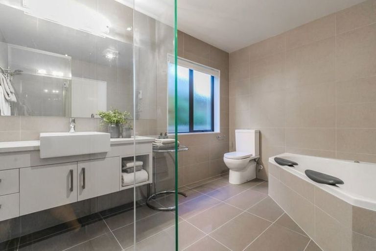 Photo of property in 137 Luckens Road, West Harbour, Auckland, 0618