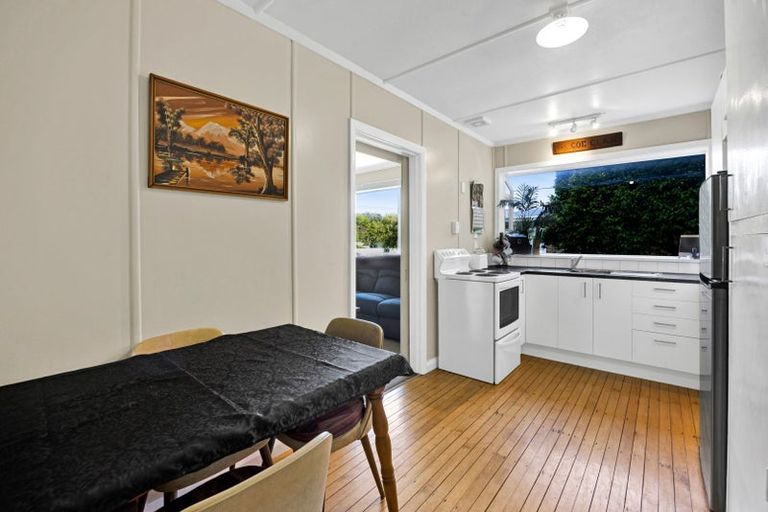 Photo of property in 27 Seaview Road, Marfell, New Plymouth, 4310