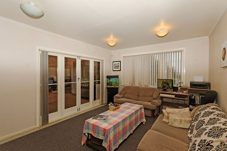 Photo of property in 5 Marlene Avenue, Te Atatu South, Auckland, 0610