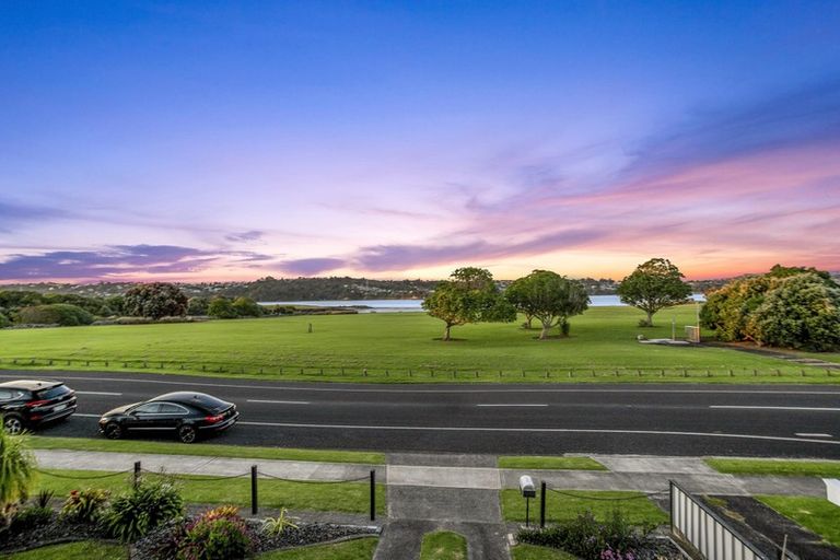 Photo of property in 92 Kiwi Esplanade, Mangere Bridge, Auckland, 2022