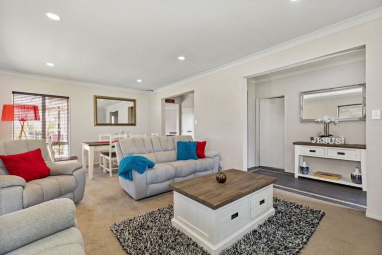 Photo of property in 34 Stranraer Crescent, Wattle Downs, Auckland, 2103