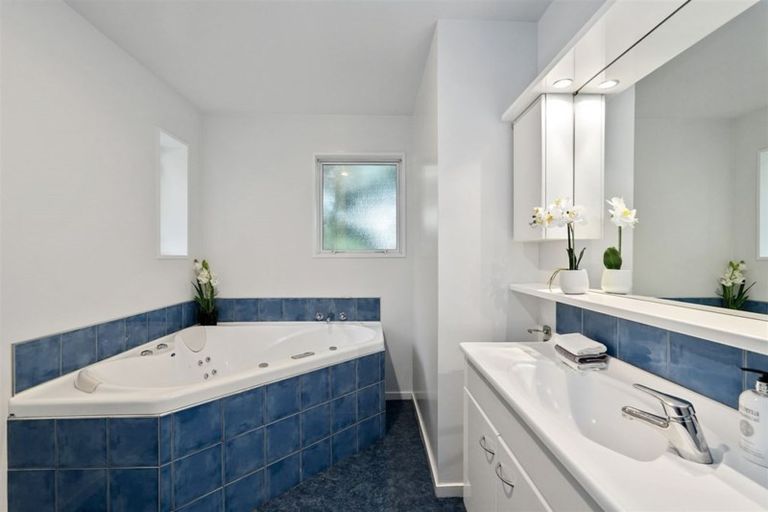 Photo of property in 30 Chateau Drive, Burnside, Christchurch, 8053