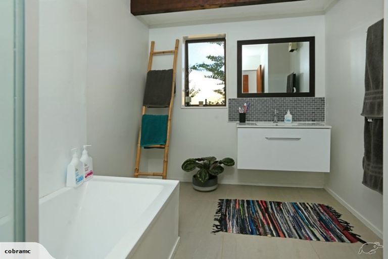 Photo of property in 3/98 Roberts Road, Te Atatu South, Auckland, 0610