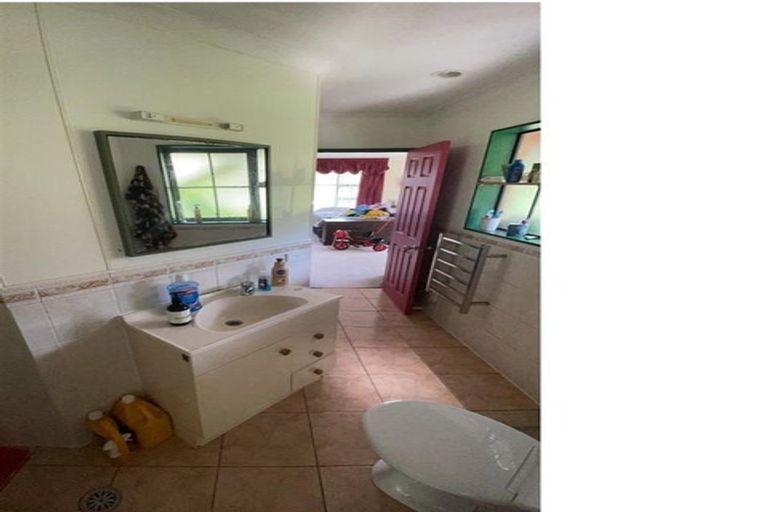 Photo of property in 9 Vinograd Drive, Te Atatu Peninsula, Auckland, 0610