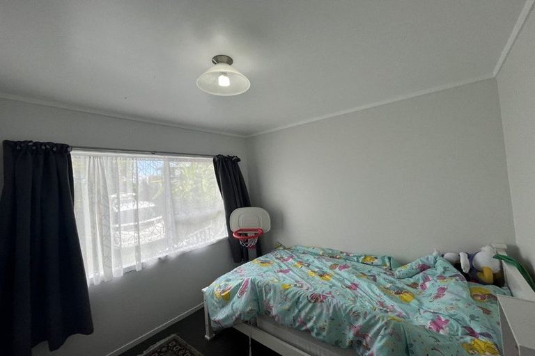 Photo of property in 27 Cedar Heights Avenue, Massey, Auckland, 0614