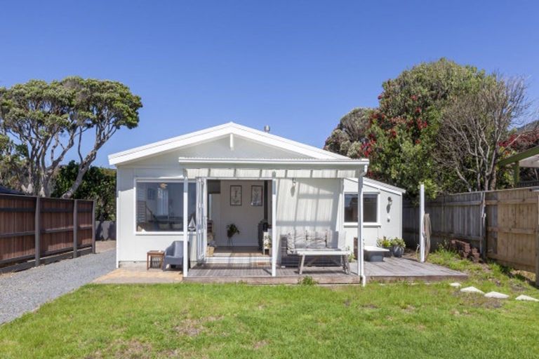 Photo of property in 39 Aperahama Street, Paekakariki, 5034