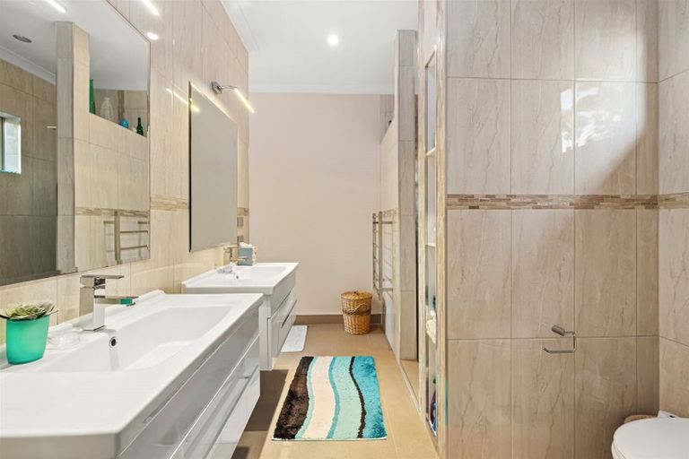 Photo of property in 127 Whangaparaoa Road, Red Beach, 0932