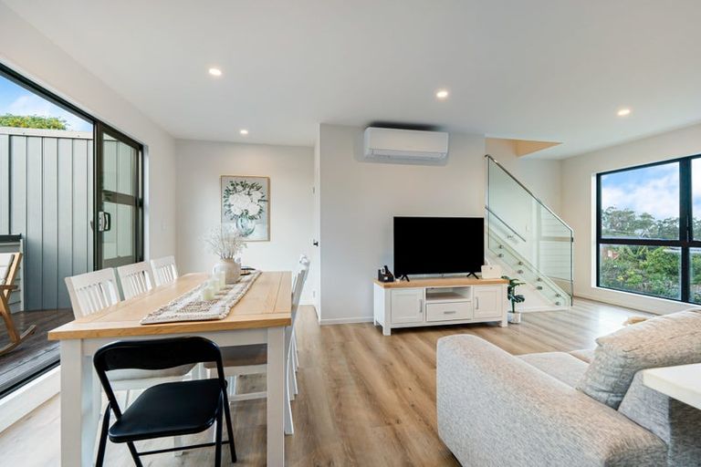 Photo of property in 7c Catalina Crescent, Forrest Hill, Auckland, 0620