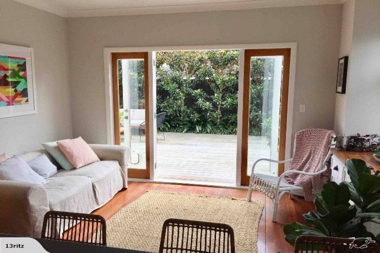 Photo of property in 9 Hanlon Crescent, Narrow Neck, Auckland, 0624