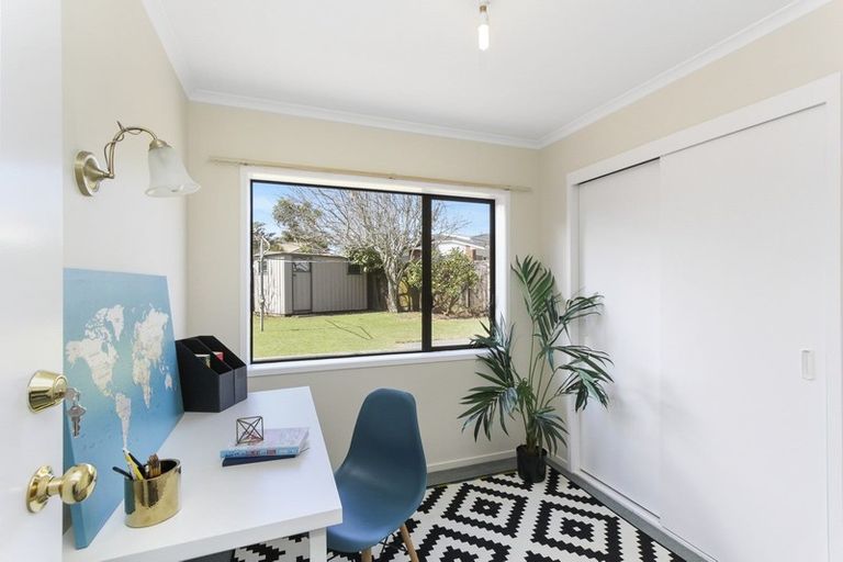 Photo of property in 19 Karina Road, Merrilands, New Plymouth, 4312