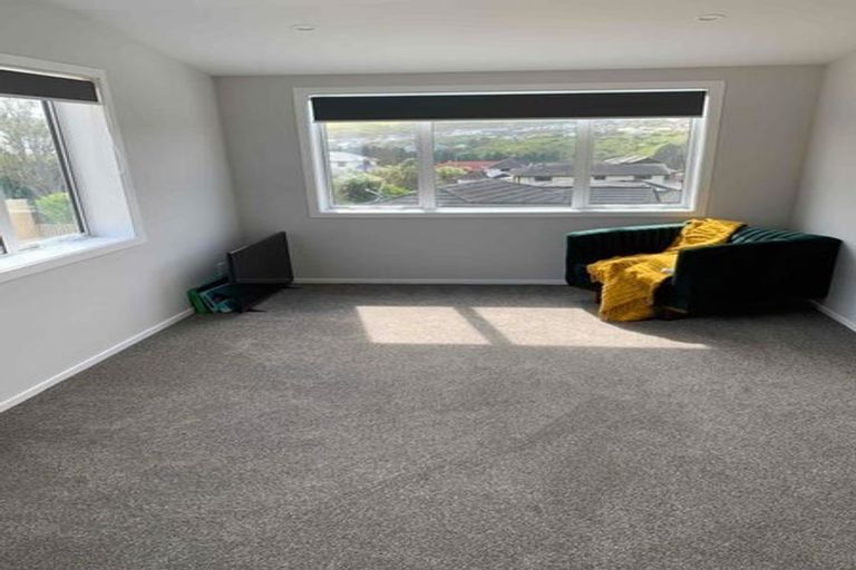 Photo of property in 3a Hillview Crescent, Paparangi, Wellington, 6037