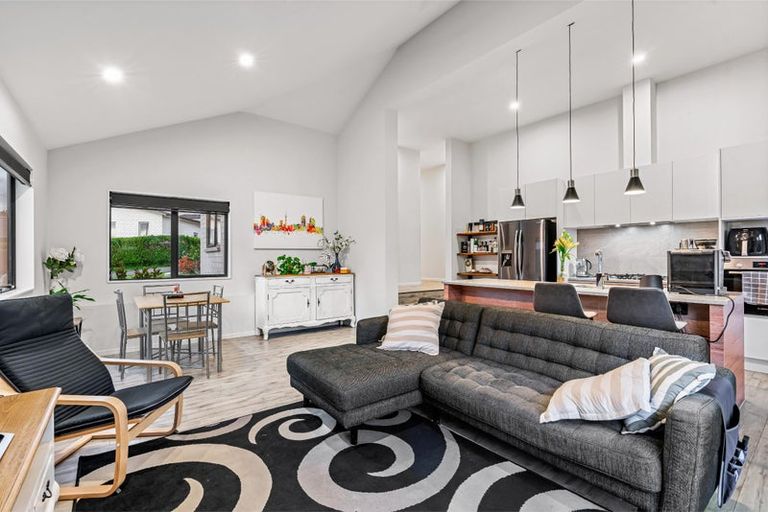 Photo of property in 2 Tarara Lane, Kumeu, 0810