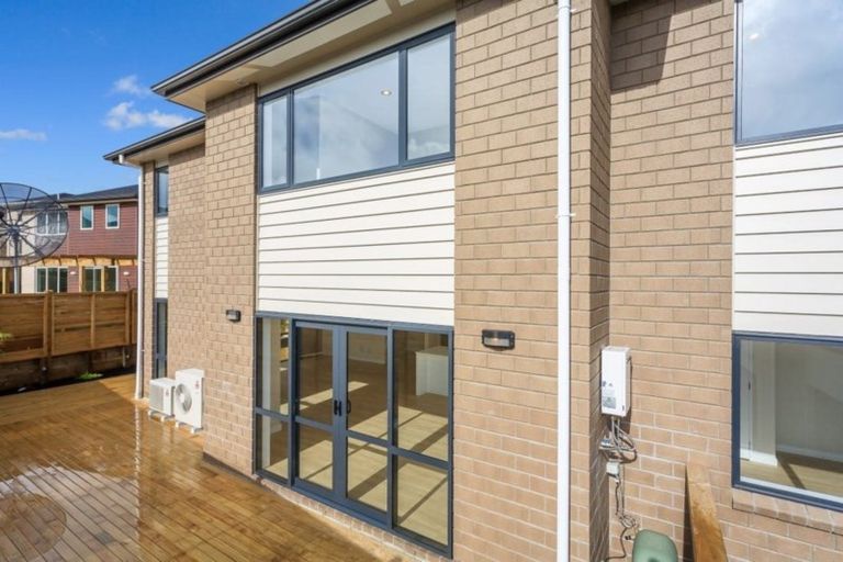 Photo of property in 30 Sohlue Place, Oteha, Auckland, 0632