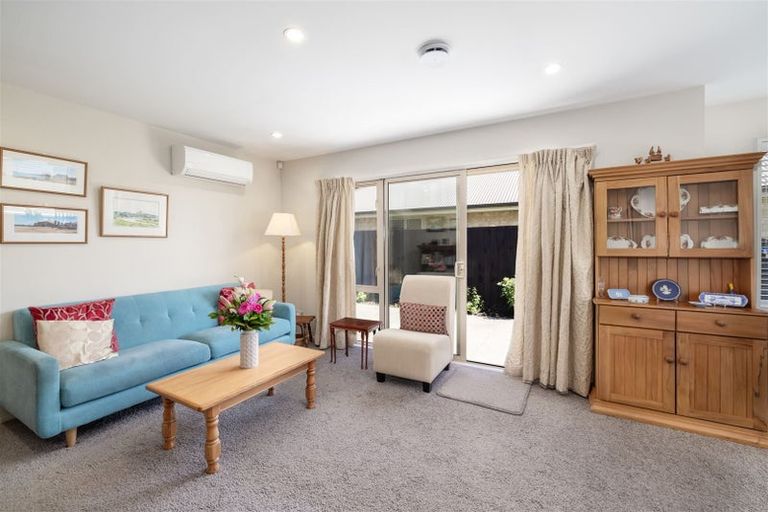 Photo of property in 2/61 Middlepark Road, Sockburn, Christchurch, 8042