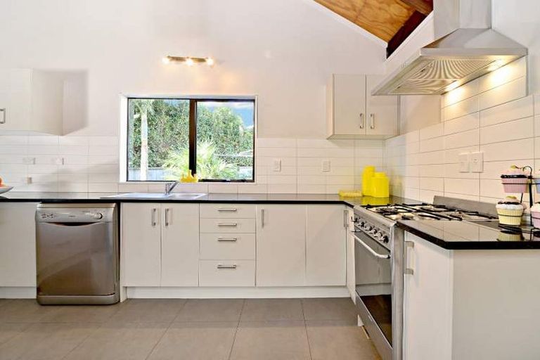 Photo of property in 24 Claverdon Drive, Massey, Auckland, 0614