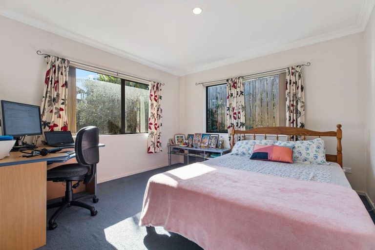 Photo of property in 16 Ewhurst Place, Goodwood Heights, Auckland, 2105